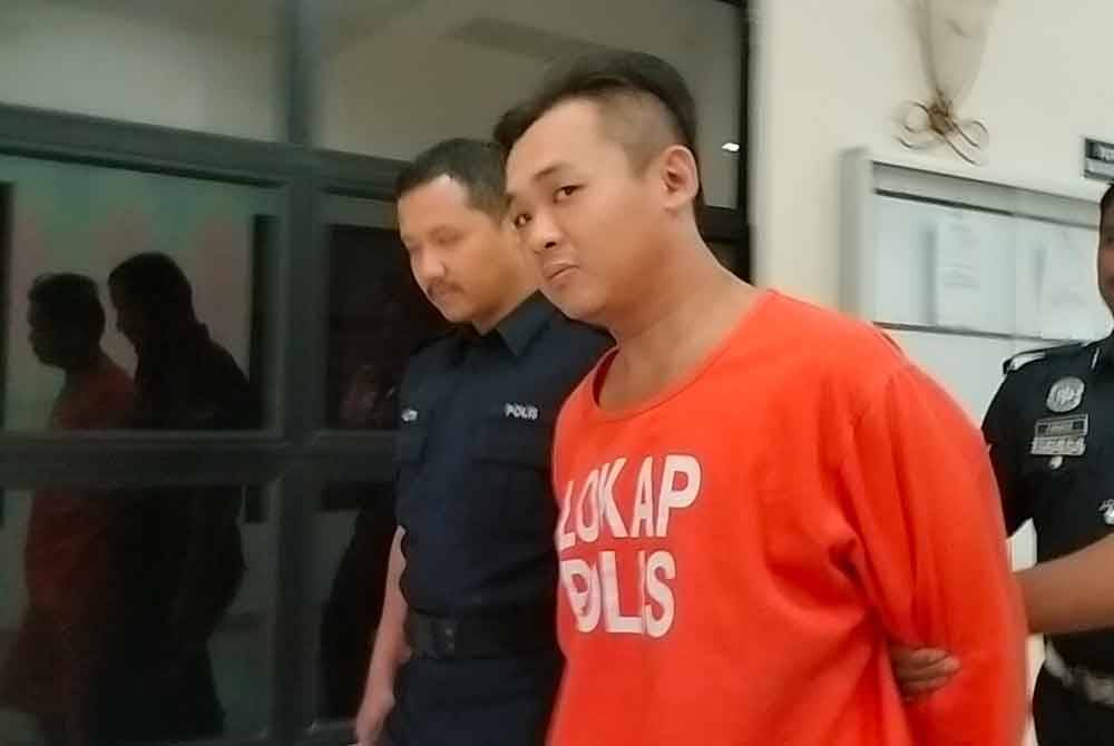 Tertuduh didakwa di Mahkamah Majistret Muar atas kesalahan mencuri pakaian dalam wanita.