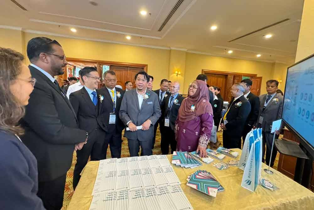 Lukanisman (tengah) melawat reruai yang terdapat di Malaysia-Thailand Border Health Scientific Conference 2024 yang diadakan di sebuah hotel di Batu Feringghi.