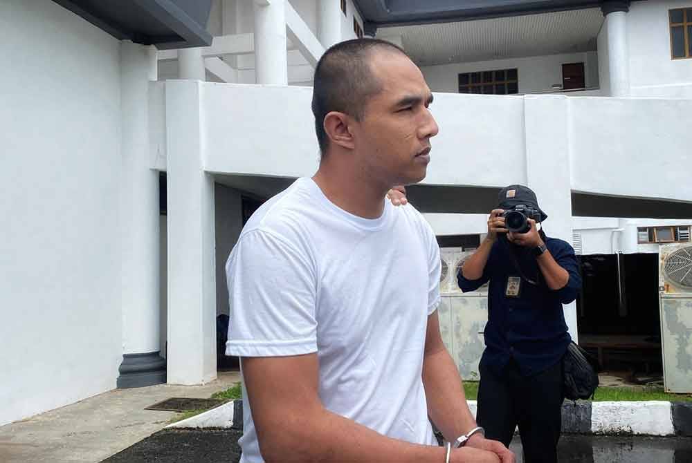 Tertuduh dibawa keluar daripada mahkamah selepas mendengar keputusan yang dijatuhkan kepadanya di Mahkamah Sesyen di sini pada Selasa.