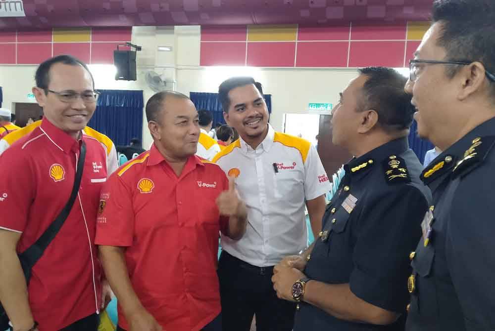 Shamsul Nizam (dua dari kanan) beramah mesra bersama pengusaha stesen minyak yang hadir ke Program Advokasi dan Serahan Arahan Pengawal Bekalan Kepada Pengusaha Stesen Minyak di Negeri Perak di Dewan Utama KPTM Ipoh di sini pada Selasa.