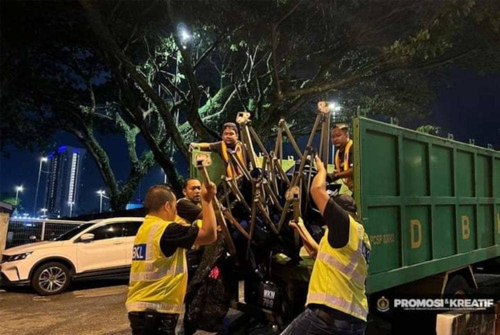 DBKL menyita dan memindahkan halangan milik penjaja di sekitar Jalan Batu 4 1/2, Jalan Klang Lama di sini. Gambar DBKL