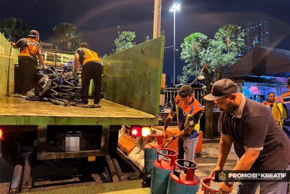 Barangan dan peralatan yang disita dihantar ke Stor Sitaan DBKL Jalan Lombong, Taman Miharja Cheras. Gambar DBKL