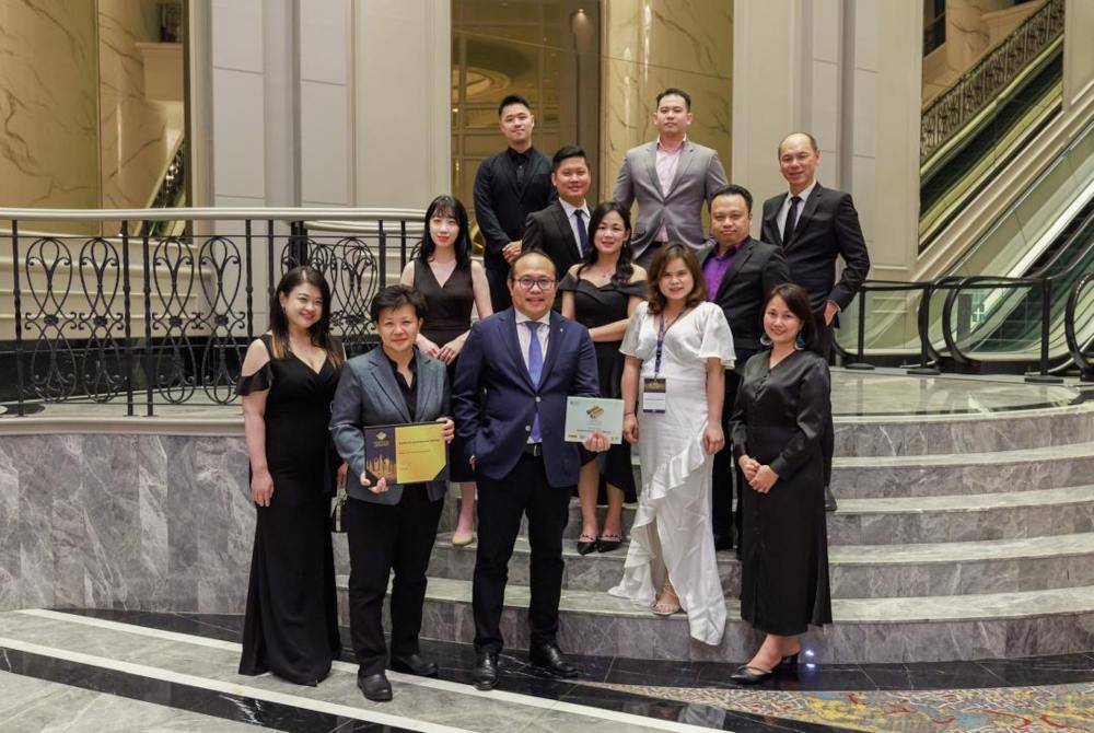Kumpulan Skyworld bergambar selepas menerima Anugerah 10 Pemaju Hartanah Terbaik Asia 2024.