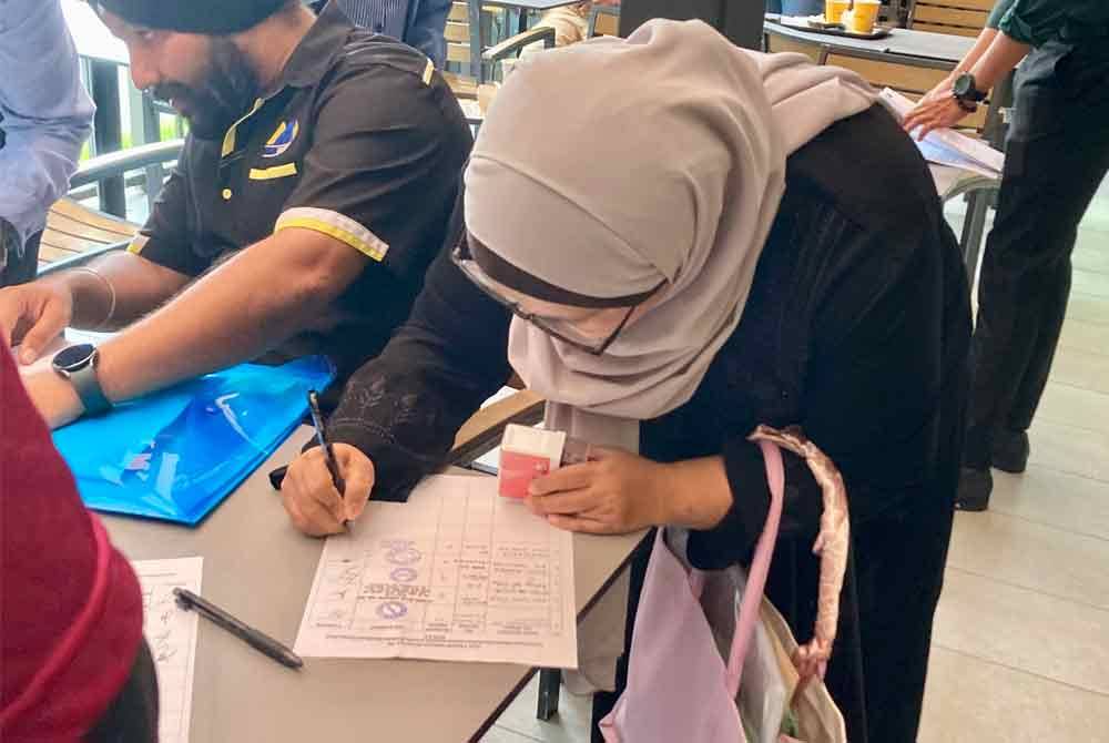 Majikan menandatangani petisyen rayuan diberikan kepada KDN bagi menyelesaikan permohonan permit pekerja asing dibatalkan.