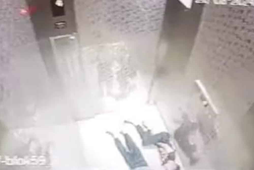 Rakaman CCTV memaparkan kejadian dua kanak-kanak yang terperangkap dalam lif sebuah apartment di Desa Petaling, Kuala Lumpur.