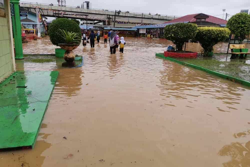 Keadaan SK Padang Jawa dilanda banjir kilat pada petang Selasa.