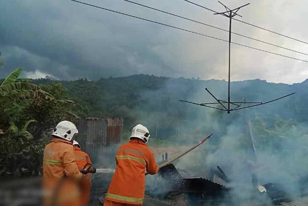 Pasukan bomba bertindak memadamkan kebakaran yang berlaku di pondok menjual durian di Kampung Polumpung Malangkap, Kota Belud.