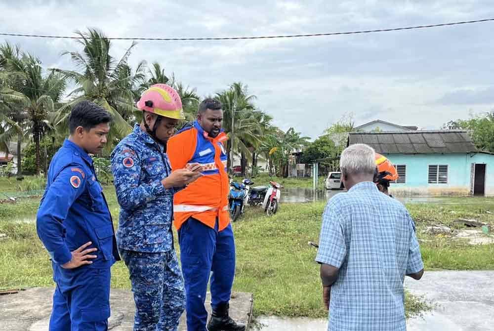 Anggota APM Port Dickson memantau keadaan sekitar kawasan terlibat.(Foto APM Port Dickson)