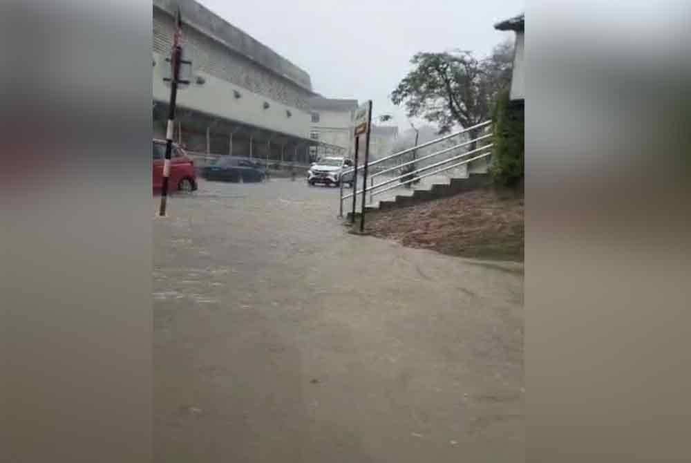 Keadaan banjir kilat dilaporkan berlaku di Politeknik Port Dickson. (Foto media sosial)