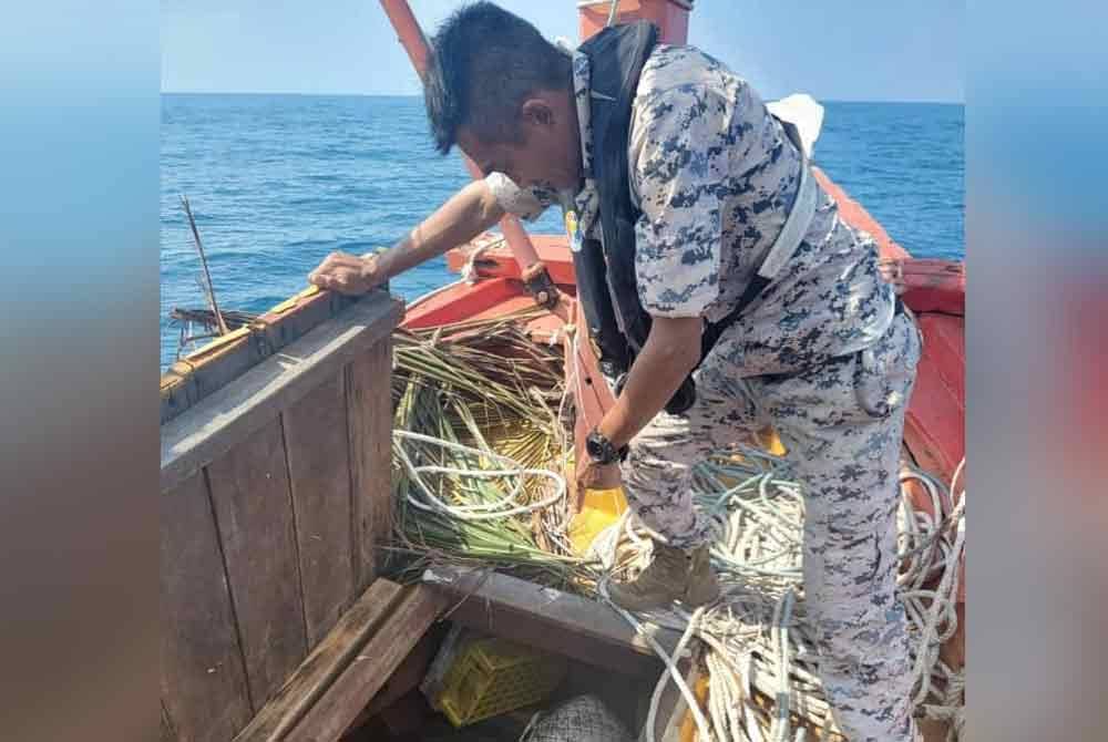 Hasil pemeriksaan pada bot pertama mendapati tekong gagal mengemukakan lesen vessel berkenaan ketika diminta.