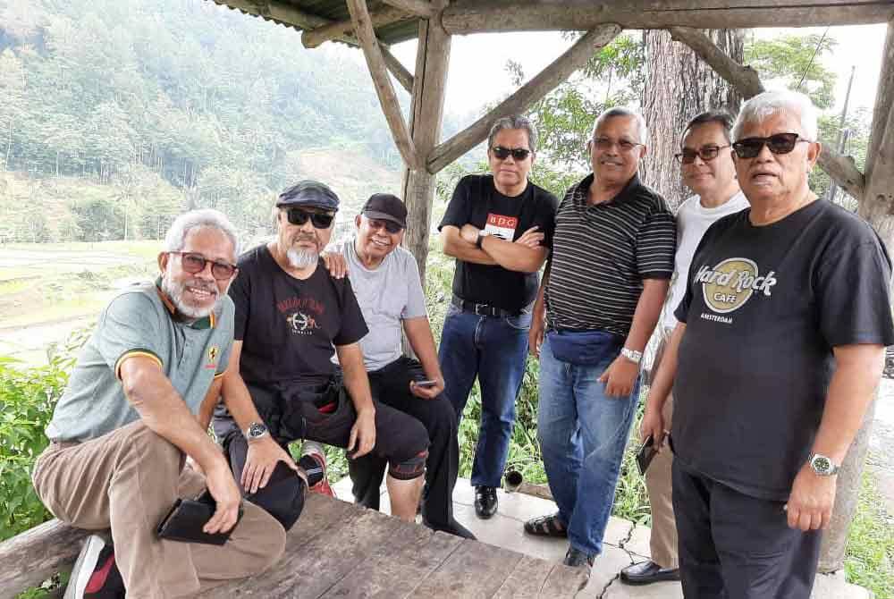 Penulis (berdiri, kiri) bersama bekas-bekas wartawan Utusan Melayu di Pulau Jawa pada awal 2020 termasuk Rozaid (berdiri, dua dari kanan).
