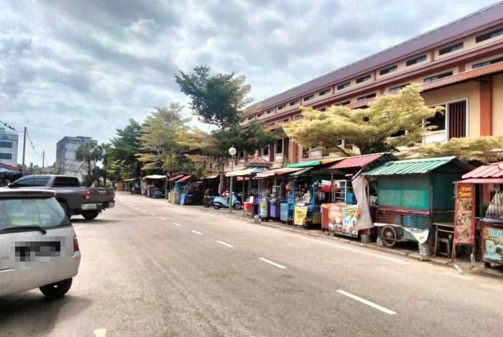 Peniaga tetap membuka kedai jualan walaupun kekurangan pelanggan.