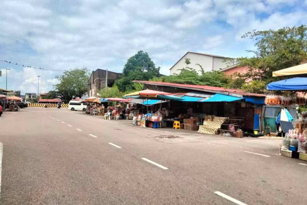 Pekan Rantau Panjang kelihatan sunyi tanpa kehadiran pengunjung.