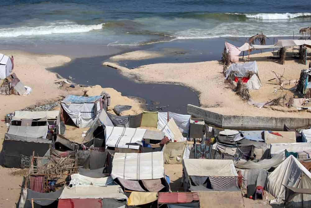 Keadaan serba daif di 'bandar khemah' yang menempatkan penduduk Palestin hilang tempat tinggal di Deir al-Balah.