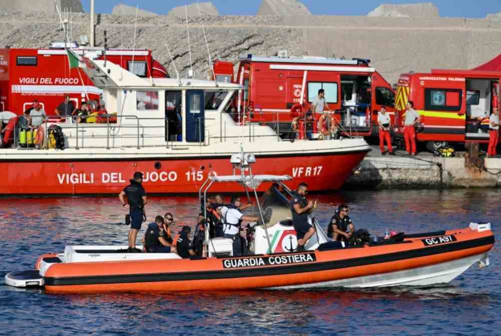 Operasi menyelamat sedang diselaraskan oleh pengawal pantai yang melibatkan empat bot peronda, sebuah helikopter pencarian, dan penyelam dari pengawal pantai serta tentera laut. Foto AFP