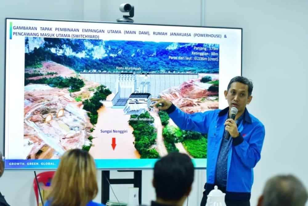 Muhamad Nazri semasa sesi Lawatan Media ke Tapak Projek Hidroelektrik Nenggiri di Gua Musang.