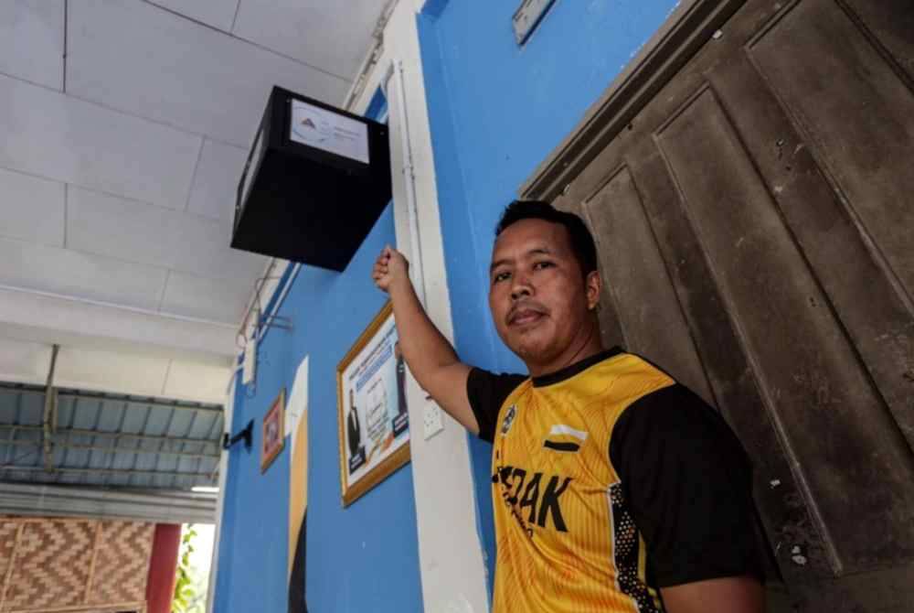 Che Wan menunjukkan modem Starlink yang dipasang di Kampung Sungai Tonggang. Foto Bernama