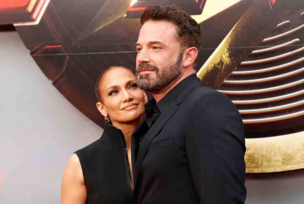 Jennifer Lopez (kiri) telah memfailkan penceraian terhadap Ben Affleck, lapor media AS pada 20 Ogos, dua tahun selepas pasangan Hollywood itu secara rasmi memberikan cinta peluang kedua dengan mengikat tali pertunangan. Foto AFP