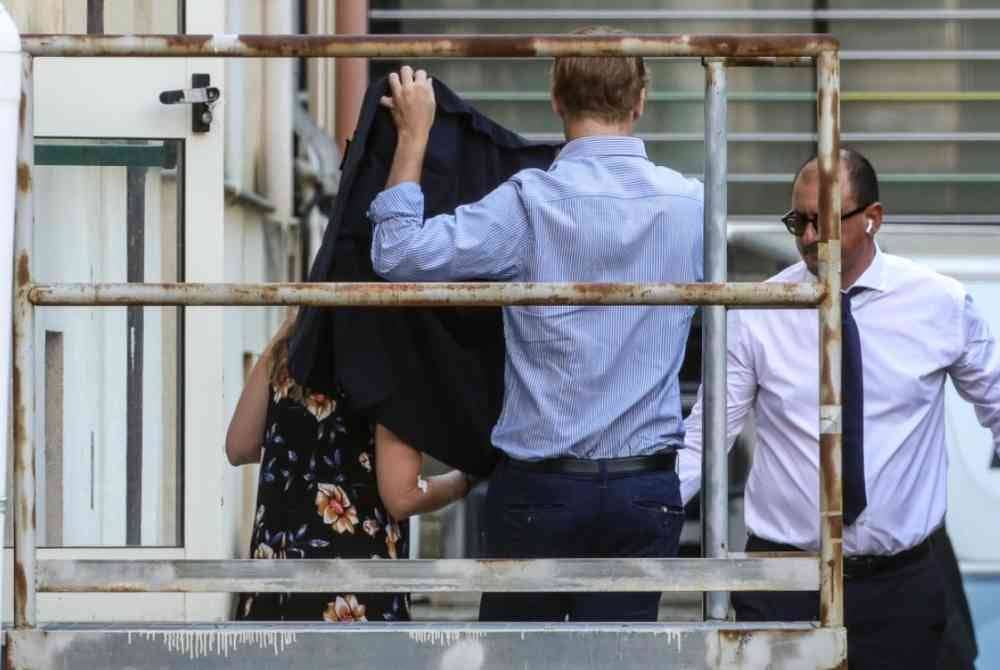 Ahli keluarga yang terselamat diiringi ketika mereka meninggalkan hospital kanak-kanak di Palermo, selatan Itali. Foto EPA