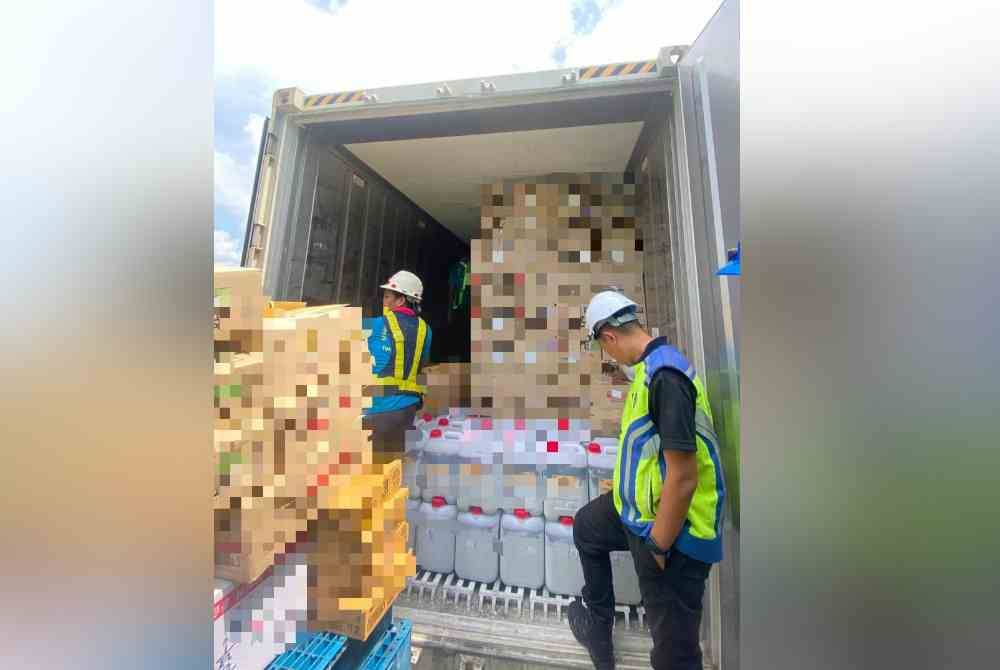 Sebuah kontena berisi pelbagai produk sejuk beku dari Korea dirampas Maqis di Pelabuhan Barat, Klang, Jumaat lalu.