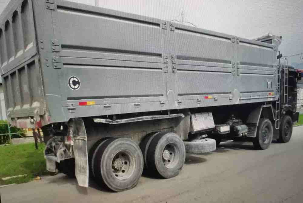 Penunggang motosikal maut digilis lori selepas kenderaannya terlanggar pembahagi tengah jalan di Jalan Lahat, Ipoh pada Selasa. Foto ihsan PDRM