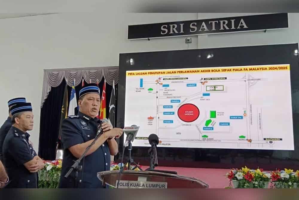 Rusdi menunjukkan laluan yang akan ditutup dan dilencongkan ketika perlawanan akhir Piala FA 2024 di Stadium Nasional Bukit Jalil Sabtu ini.