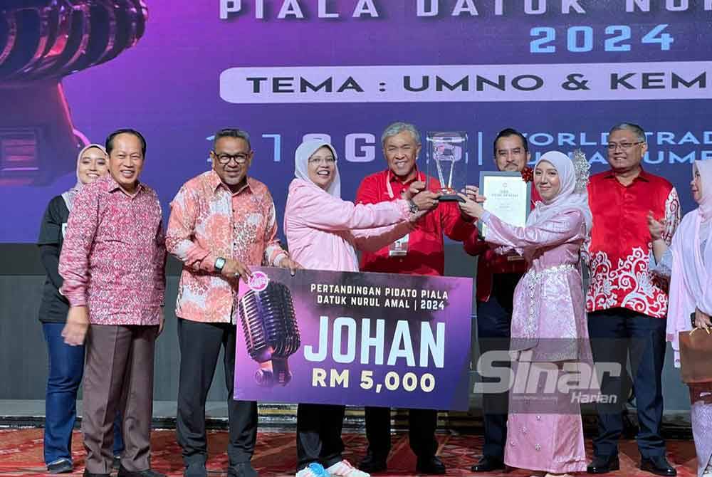 Sufiatul Aishah (tiga dari kanan) dinobatkan sebagai johan Pertandingan Pidato Piala Datuk Nurul Amal yang diadakan sempena PAU2024.