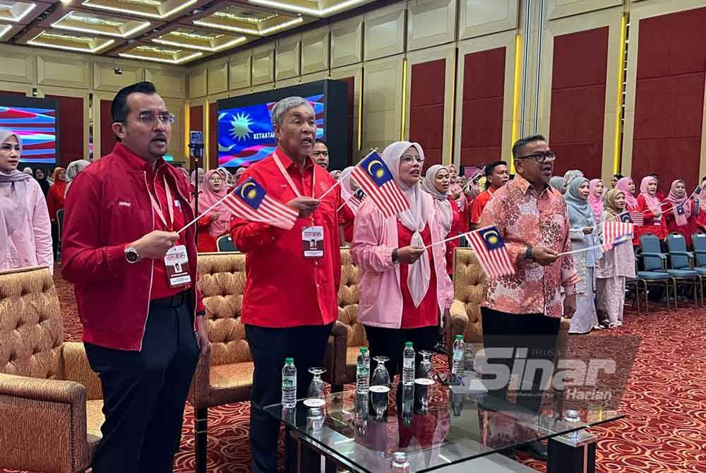 Ahmad Zahid (dua dari kiri) bersama barisan kepimpinan UMNO (dari kiri) Setiausaha Agung, Datuk Dr Asyraf Wajdi Dusuki dan Ketua Puteri, Datuk Nurul Amal Mohd Fauzi pada Majlis Penutup Pertandingan Pidato Piala Datuk Nurul Amal yang diadakan sempena PAU2024.