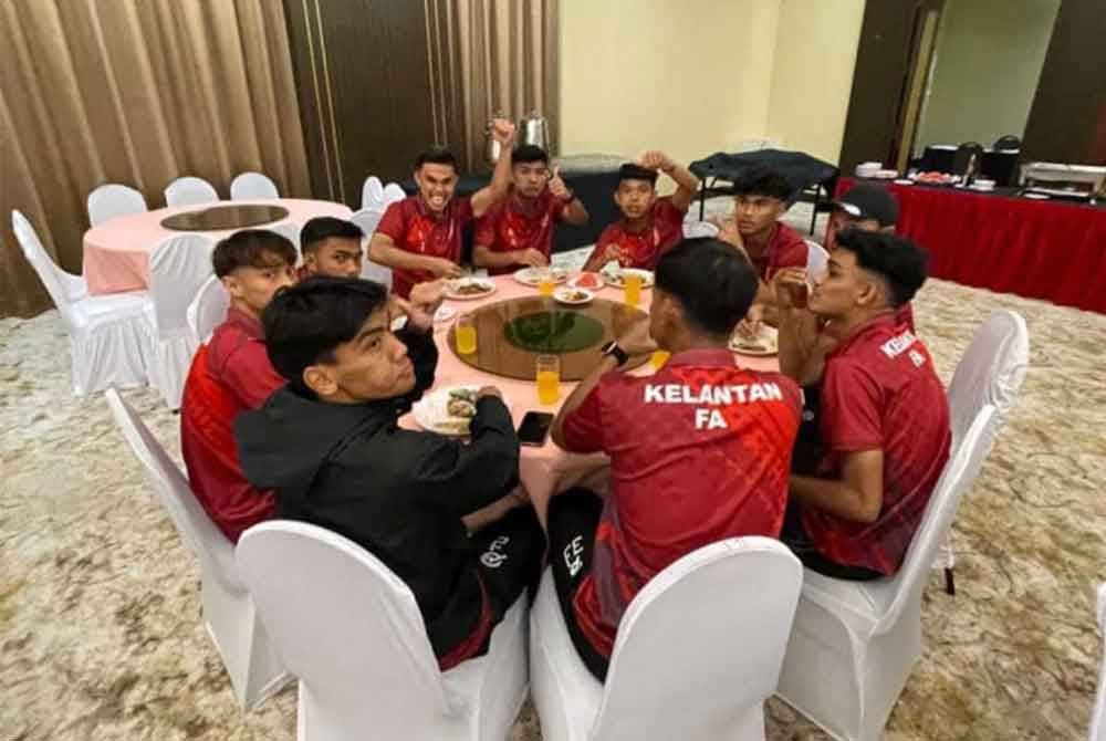 Pemain-pemain yang memakai pakaian pasukan sendiri.