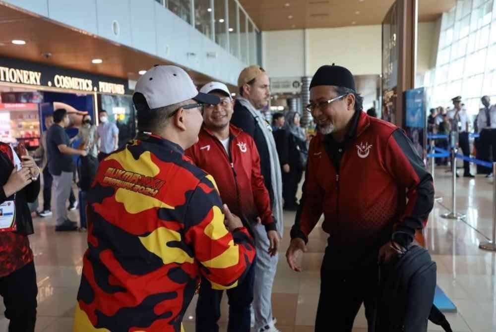 Zamakhshari (kanan) yang tiba di Sarawak sempena Sukma 21.