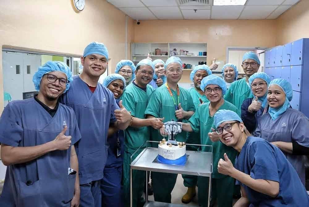 Perunding Urologi, Dr Yang Jin Rong menggunakan sistem Da Vinci Xi pada pembedahan berkenaan.