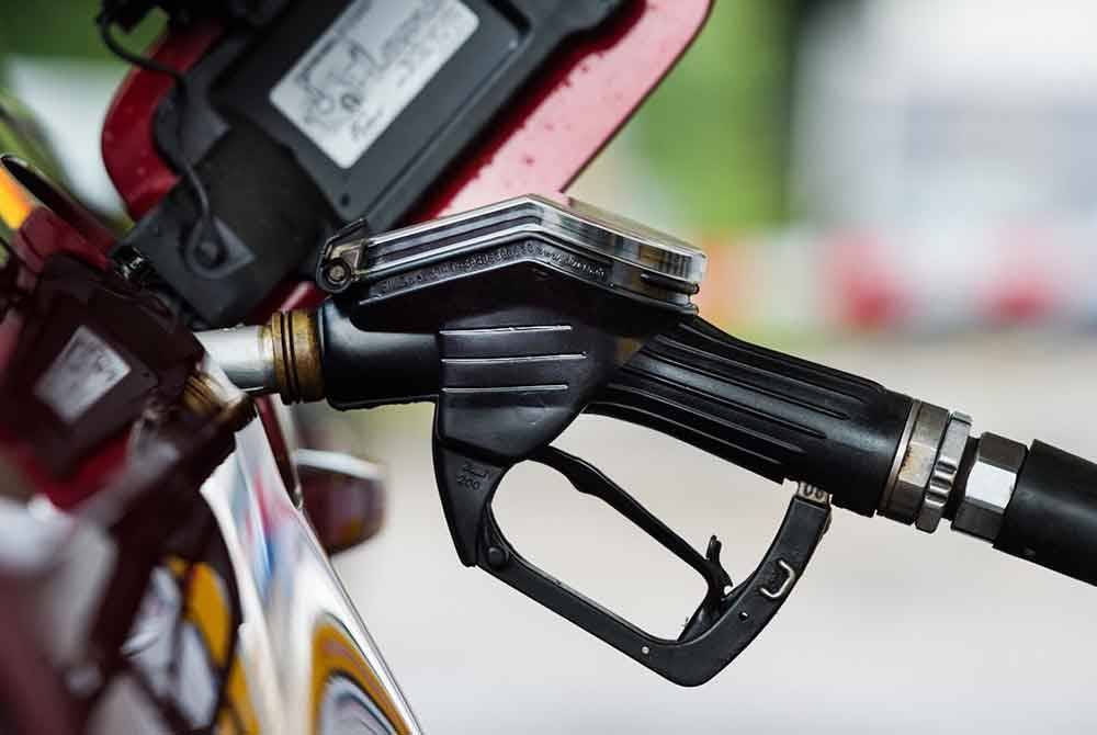 Harga diesel di Semenanjung Malaysia turun buat kali ketiga berturut-turut, dengan penurunan terbaharu sebanyak dua sen seliter. Gambar hiasan