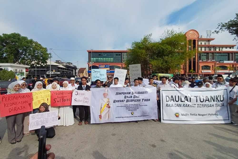 Hampir 100 mahasiswa hadir pada himpunan "Solidariti Raja dan Rakyat Berpisah Tiada" yang diadakan di Masjid Sultan Ahmad 1, Kuantan, pada Rabu.
