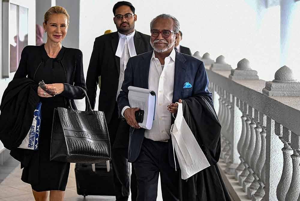 Muhammad Shafee (kanan) yang mewakili Najib ketika hadir bagi prosiding sambung bicara kes penyelewengan dana 1Malaysia Development Berhad (1MDB) yang dihadapi anak guamnya di Mahkamah Tinggi hari ini. Foto Bernama