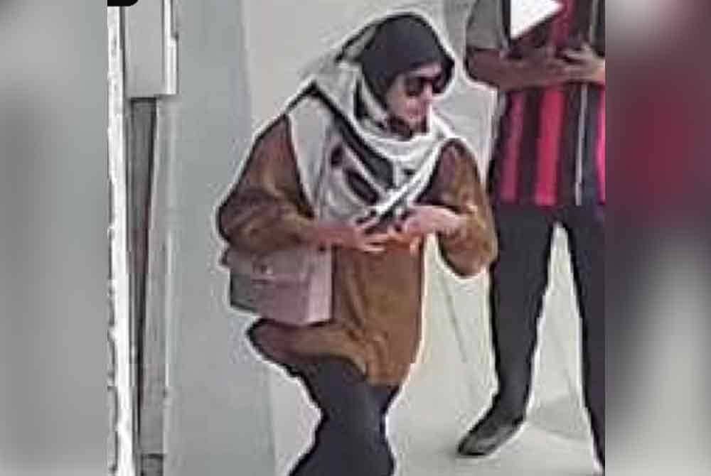 Suspek wanita memakai cermin mata hitam melarikan dua utas gelang tangan emas dari sebuah kedai emas di bangunan Arked Mara, Jalan Pasar pada Rabu.