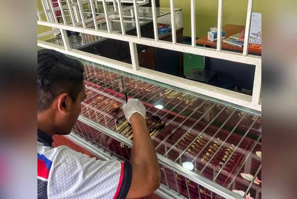 Pegawai forensik menemukan kesan cap jari suspek.