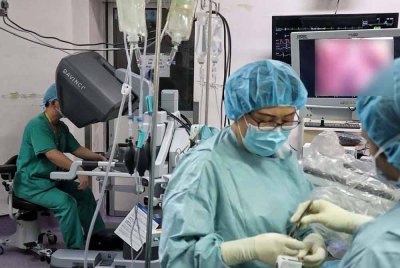 Perunding Urologi, Dr Yang Jin Rong menggunakan sistem Da Vinci Xi pada pembedahan berkenaan.