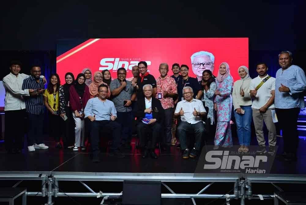 Ismail Sabri (tengah) bergambar bersama Penasihat Kumpulan Karangkraf, Datuk Hussamuddin Yaacub (duduk, kanan) dan warga kerja Kumpulan Karangkraf.