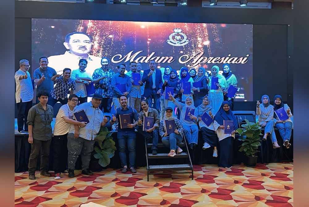 Pengamal media di Kelantan bergambar bersama Muhamad Zaki (tengah) sempena Malam Apresiasi Media Bersama PDRM Kontinjen Kelantan di Kota Bharu.