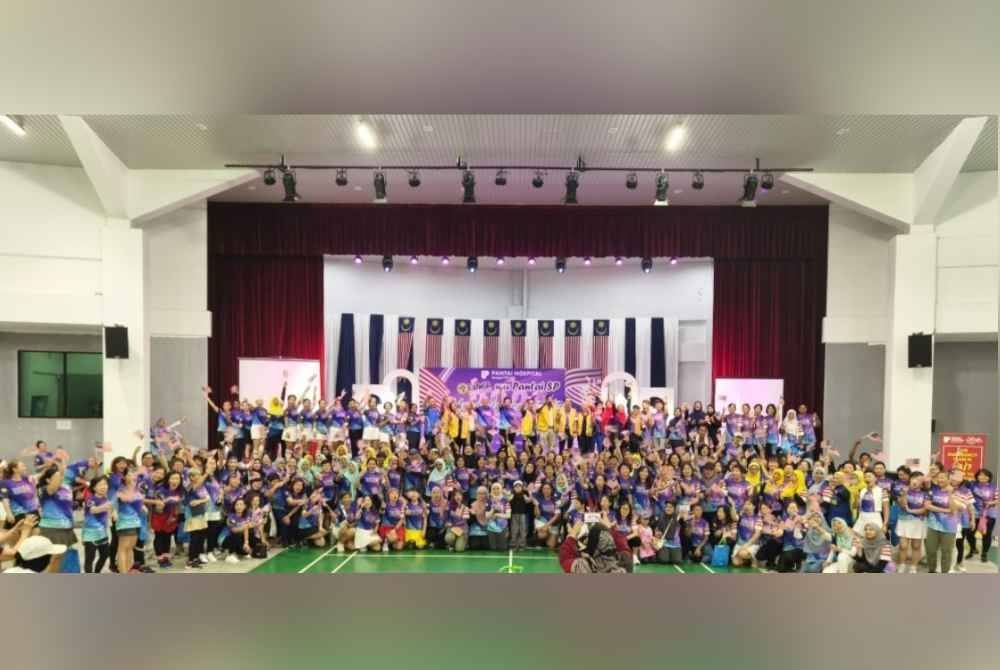 Peserta zumba Pantai SP Merdeka Charity Fitness 2024 bergambar kenangan semasa menyertai acara itu.