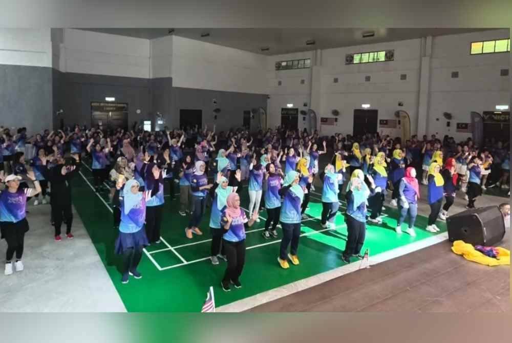Peserta zumba yang terlibat dalam Pantai SP Merdeka Charity Fitness 2024.