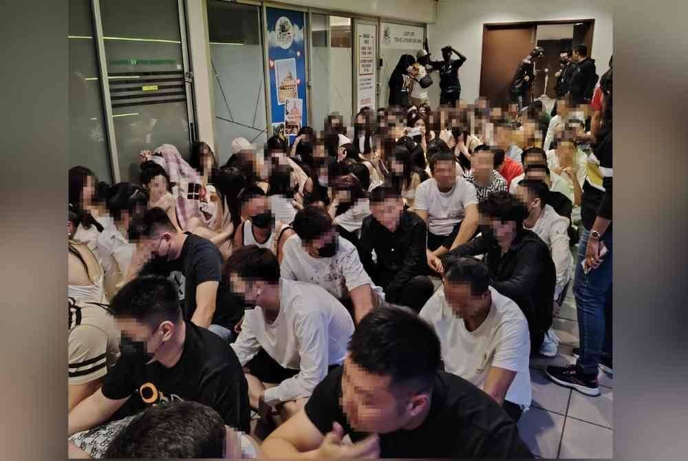JIM menggempur empat premis hiburan dan menahan 213 individu pelbagai warganegara di premis KTV, Kuala Lumpur pada Khamis.