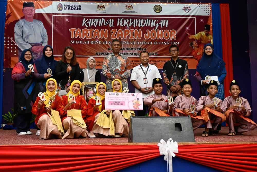 Jaafar (berdiri, dua dari kanan), bersama pemenang bagi kategori sekolah rendah SK Abdul Rahman Yassin.