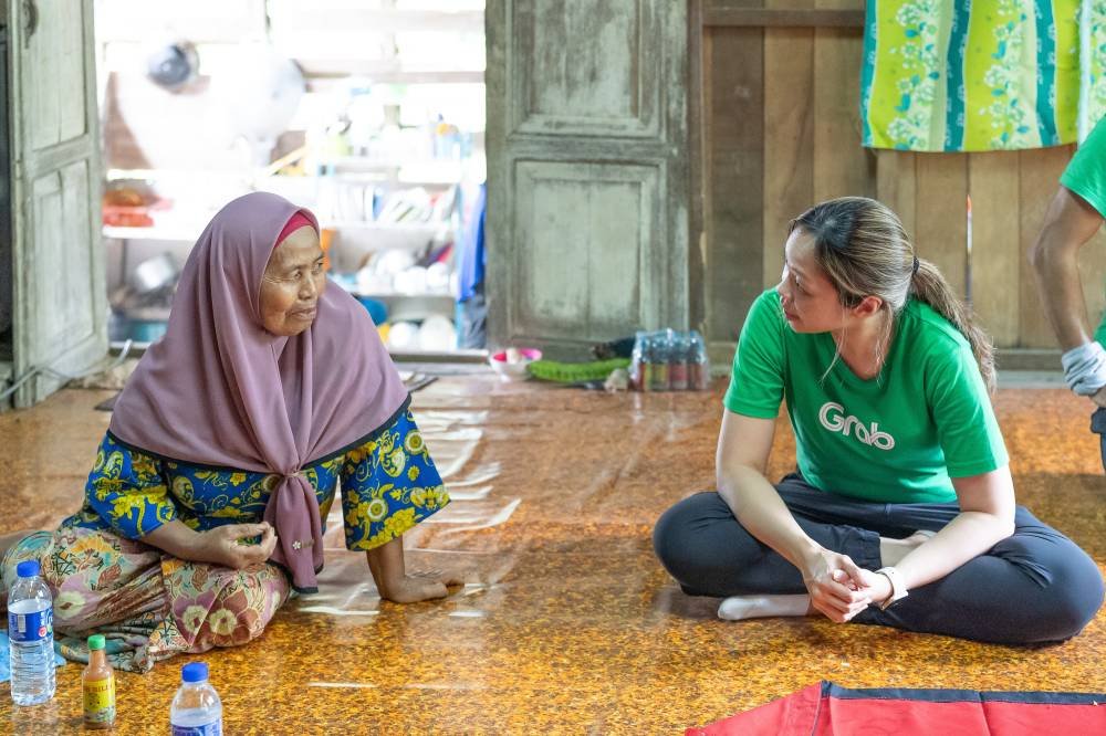 Adelene Foo (kanan) bersama Sepiah, salah seorang daripada ramai penerima kempen #BantuanBanjir.