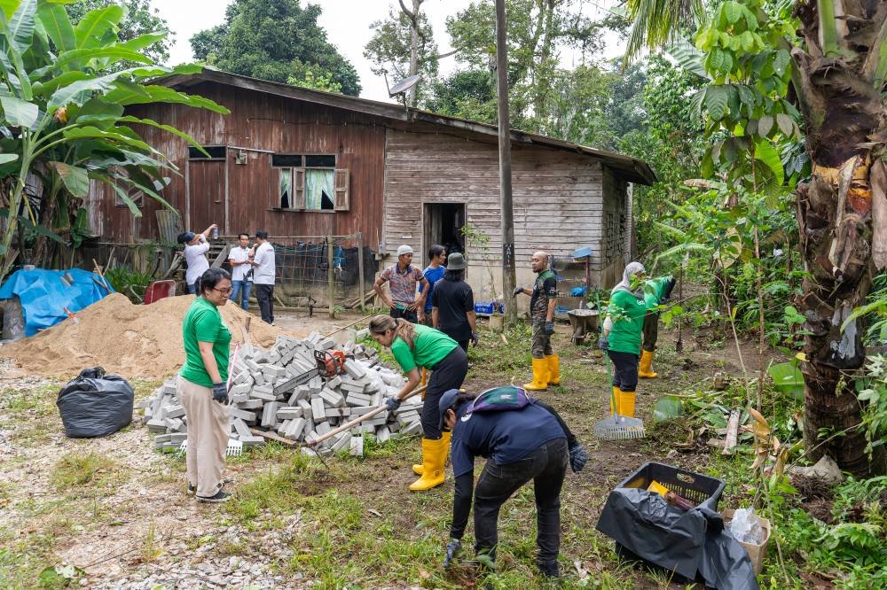 Inisiatif sukarelawan #BantuanBanjir di Kampung Kuala Jengal, Terengganu.