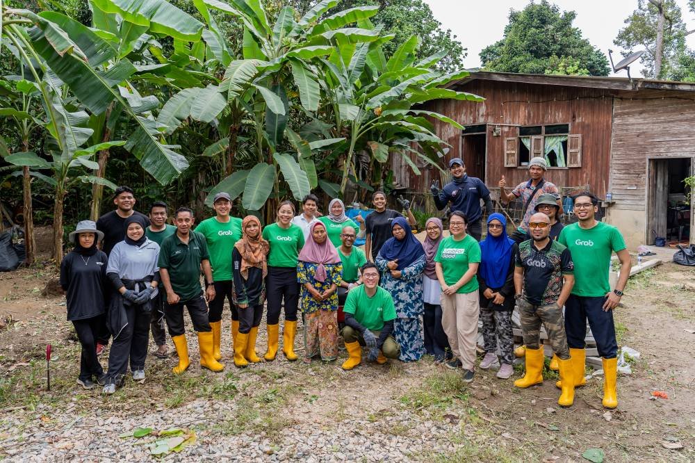 Inisiatif sukarelawan #BantuanBanjir di Kampung Kuala Jengal, Terengganu.