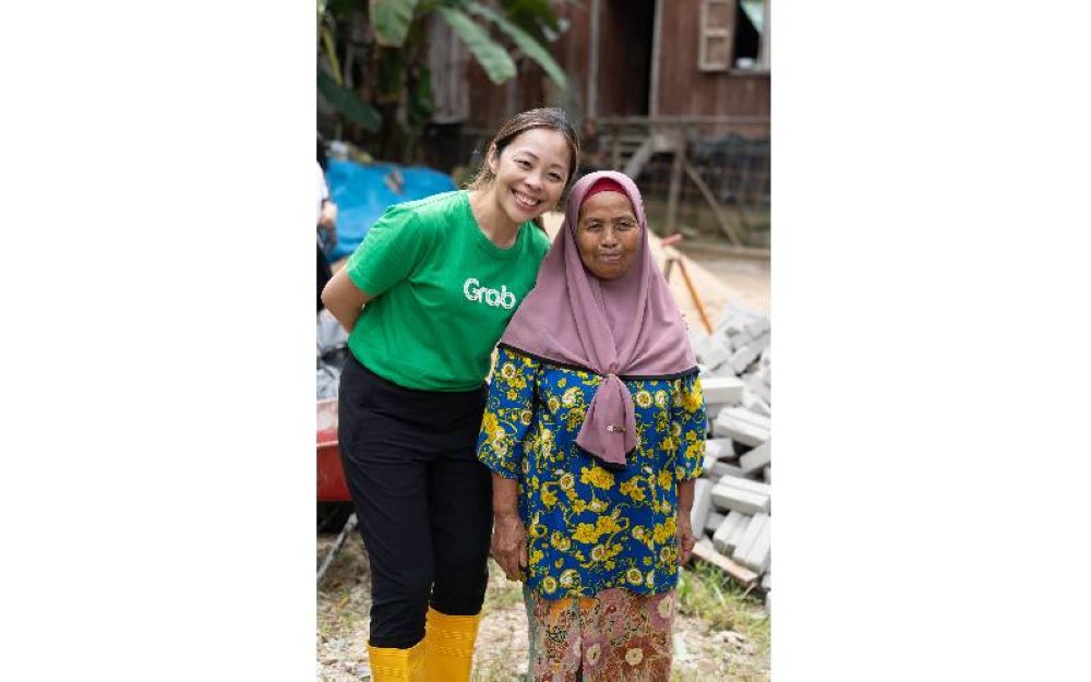 Adelene Foo (kiri) bersama Sepiah, salah seorang daripada ramai penerima kempen #BantuanBanjir.
