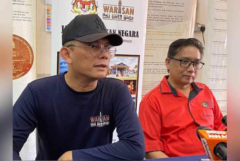 Zaharudin (kiri) dan Zuliskandar ketika ditemui di Pos Tohoi, Gua Musang.