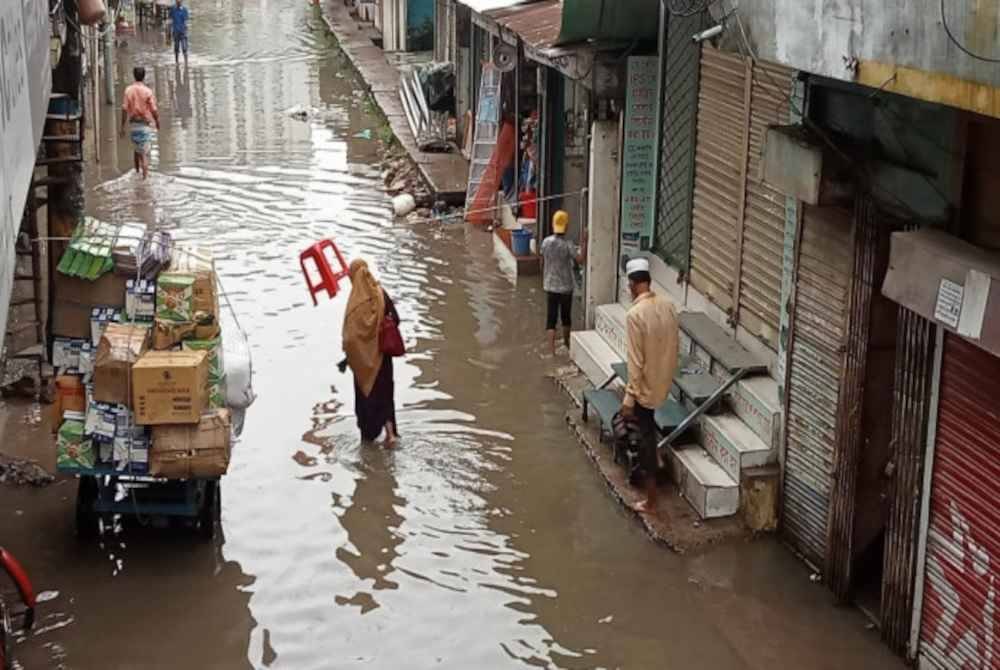 Banjir di wilayah Noakhali, tenggara Bangladesh menjejaskan jutaan orang dan menyebabkan puluhan ribu penduduknya hilang tempat tinggal. Foto Agensi