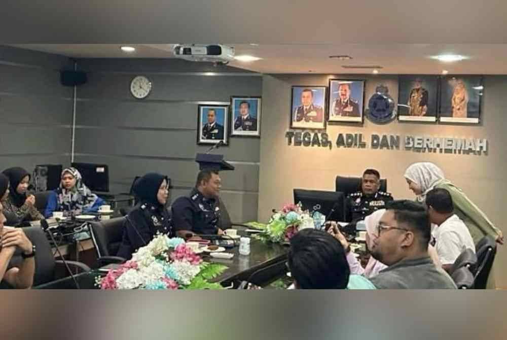 Bahagian Landskap, Bahagian Perundangan MBK dan 17 kontraktor lantikan MBK dari 19 Zon Daerah Kuantan mengadakan pertemuan bersama Ketua Polis Kuantan Asisten Komisioner Wan Mohd Zahari Wan Busu di Bilik Mesyuarat Ibu Pejabat Polis Daerah Kuantan bagi membincangkan isu semasa termasuk aspek keselamatan. Foto FB Polis Trafik Kuantan